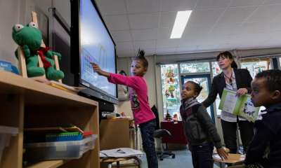 Asielzoekerskinderen bij het digibord op school